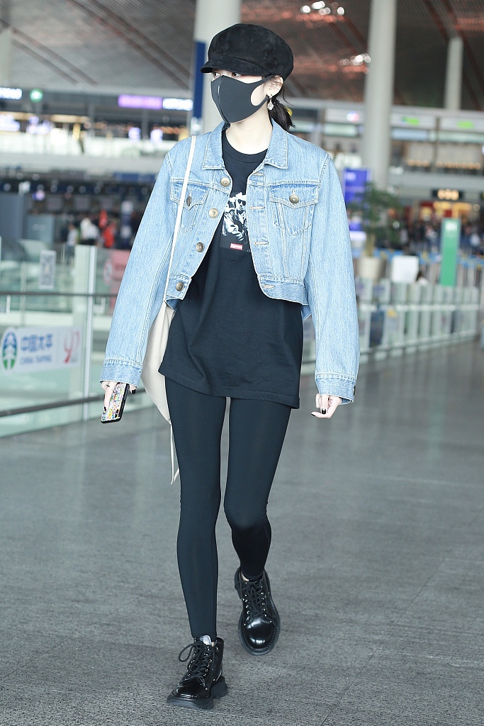 1/ 4新浪娱乐讯 日前,古力娜扎现身机场,穿蓝色牛仔短外套变时尚酷