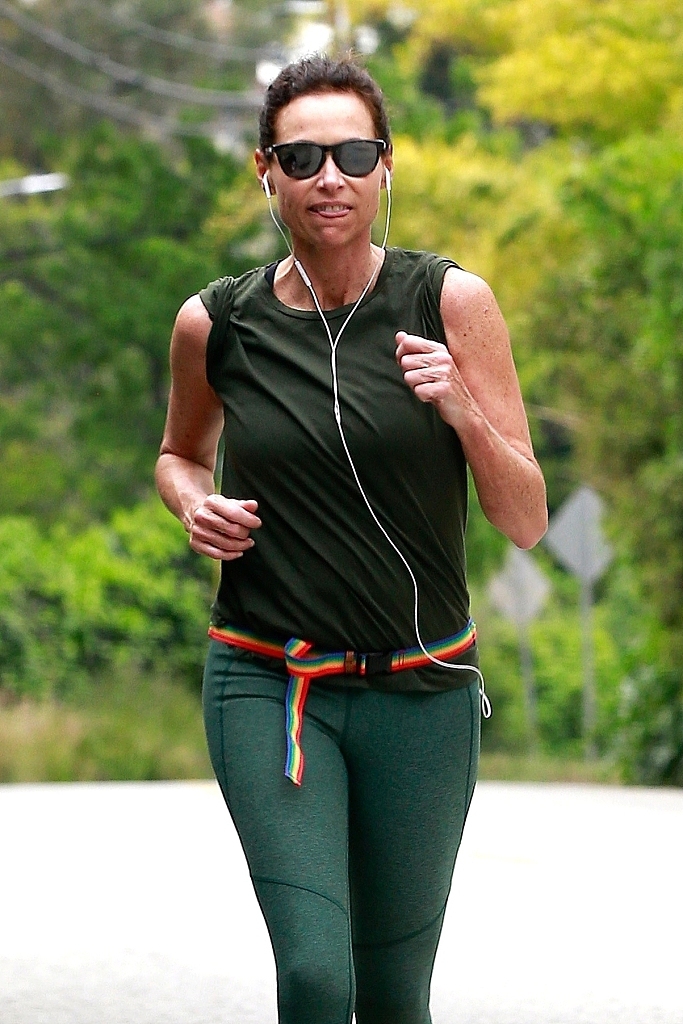 组图:明妮德瑞弗跑步保持健美身材 一身绿穿搭清新独特_高清图集_新浪