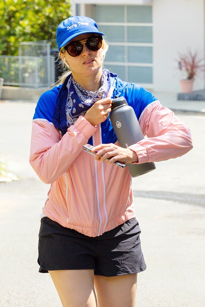 组图贝丝比厄抱保温杯注重养生健身外套搭短裤秀健美长腿