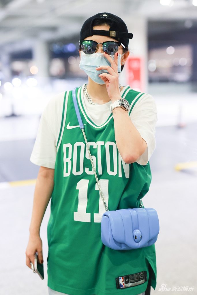 组图阚清子穿球衣造型青春反戴棒球帽走男友风路线帅气有型