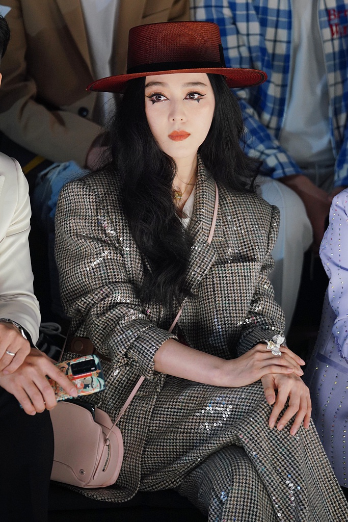 组图:范冰冰亮片西装配个性眼妆复古典雅 严宽杜若溪携手亮相