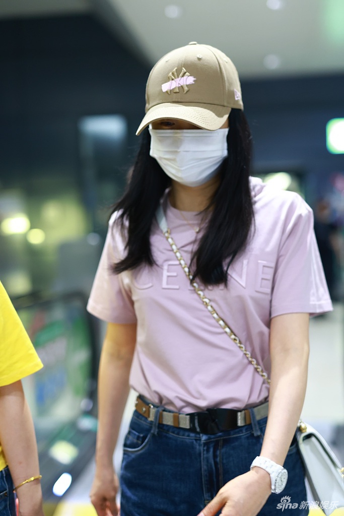 组图:王艳粉t搭牛仔裤清新减龄 身材比例优越_高清图集_新浪网