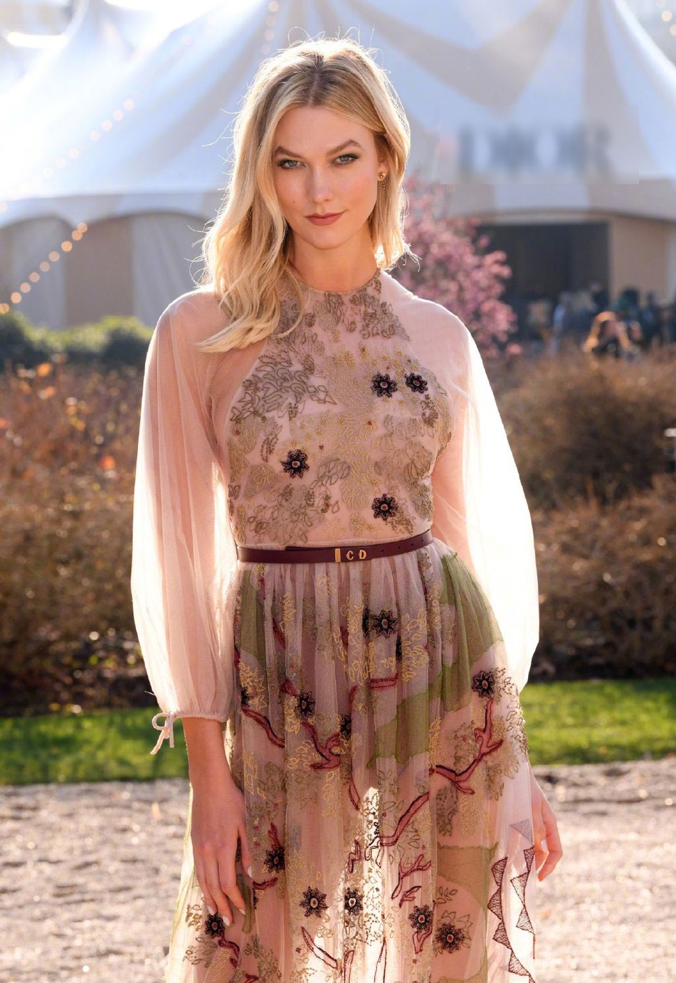 组图:小kk现身时装周 薄纱透视裙装梦幻唯美_高清图集_新浪网