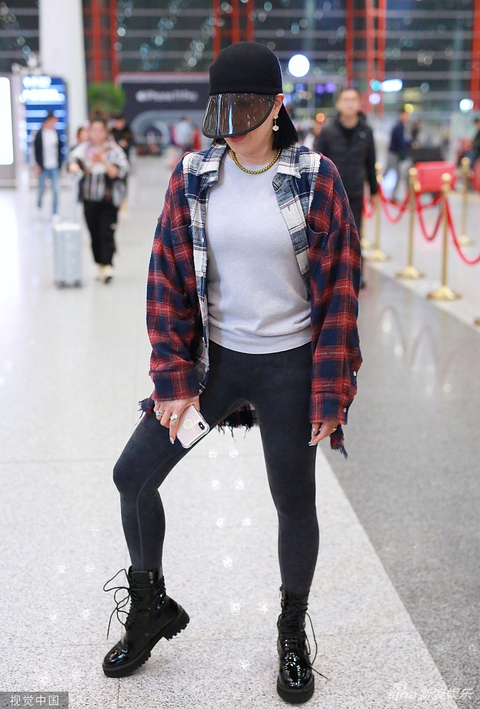 11:06 1 / 4 新浪娱乐讯 日前,钟丽缇现身机场 ,身穿拼接衬衫配紧身裤