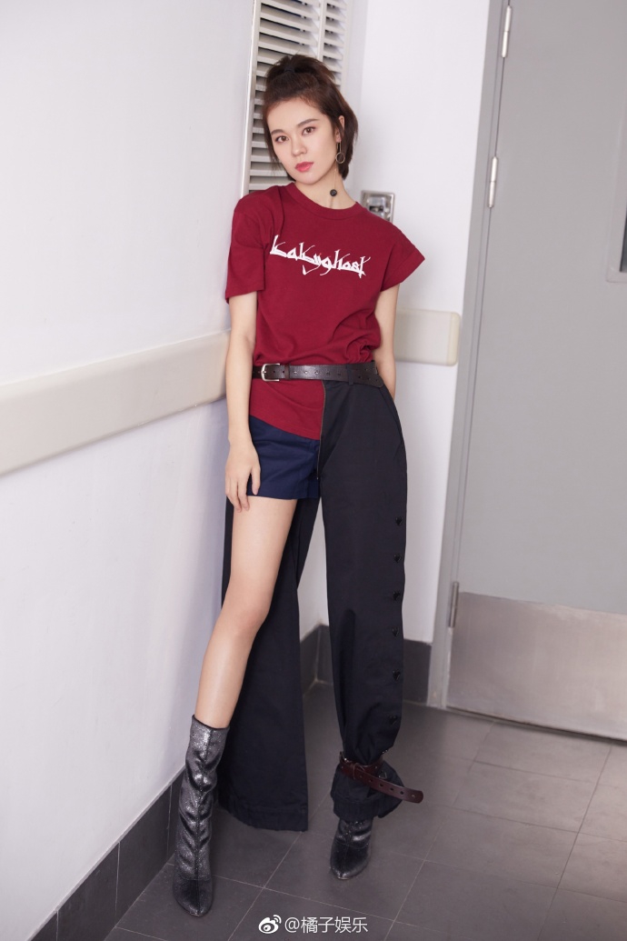 组图:郁可唯《歌手》献唱展现live实力 美腿登热搜