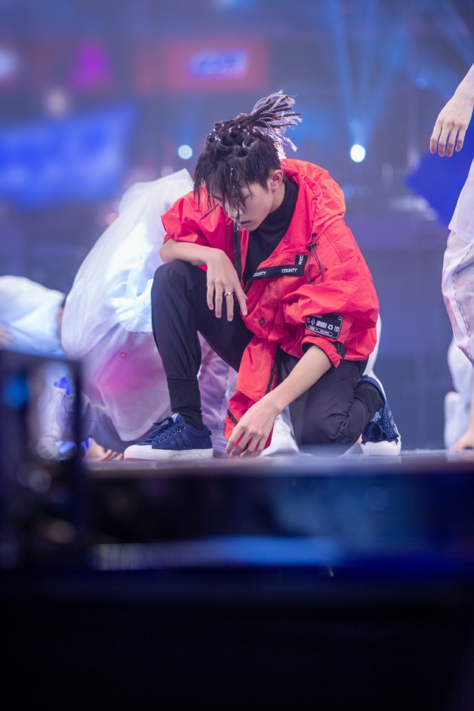 组图易烊千玺红黑配超燃上线久违脏辫造型酷炫十足