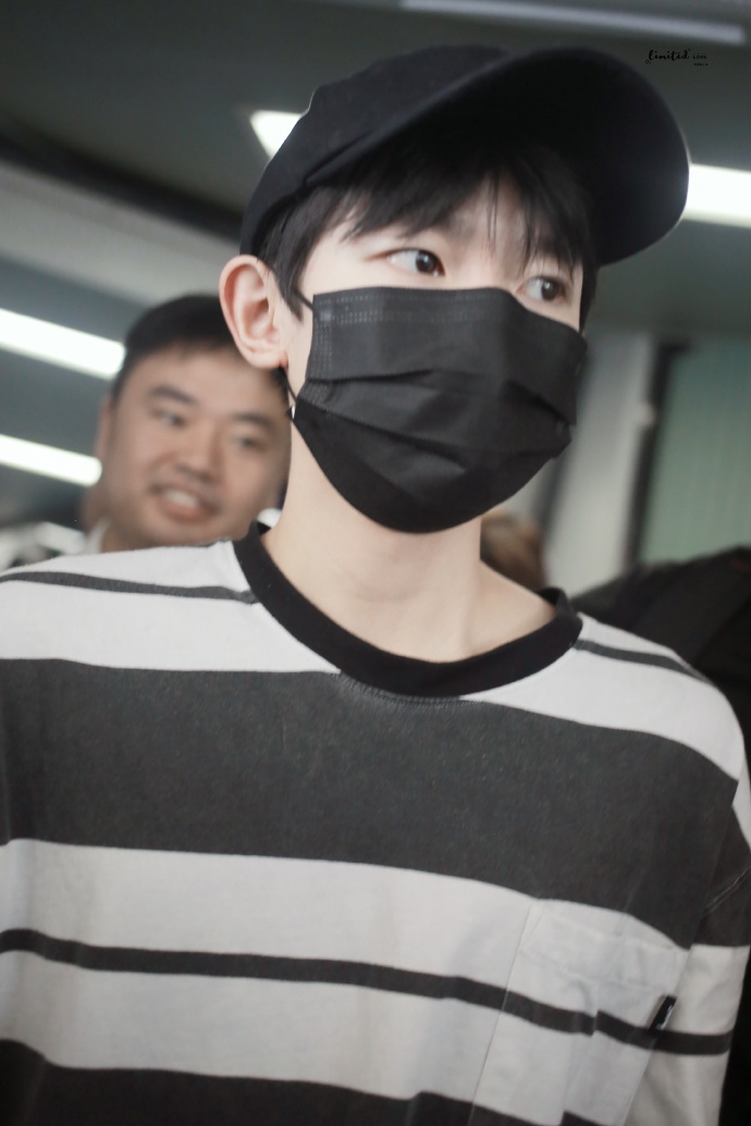 组图:王源身穿条纹衫干净清爽 眼神清澈口罩帽子难掩青春气息_高清