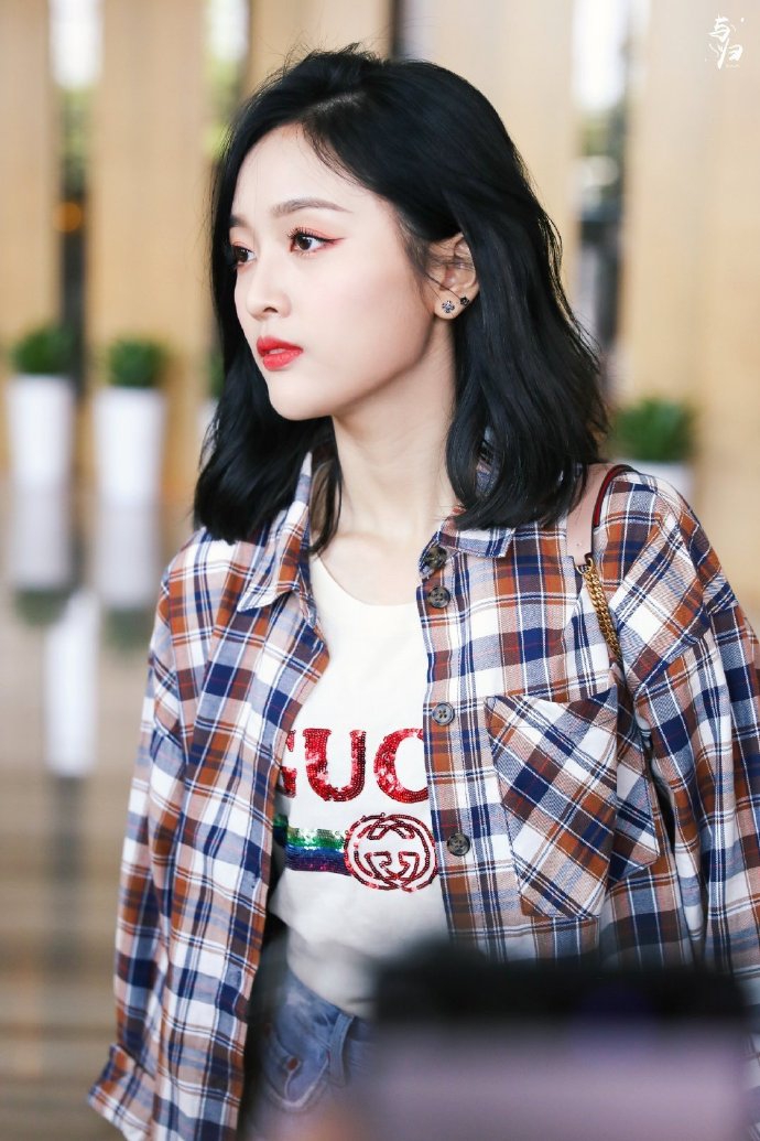 组图:吴宣仪格子衬衫搭热裤又酷又飒 妆容精致高贵冷艳落落大方