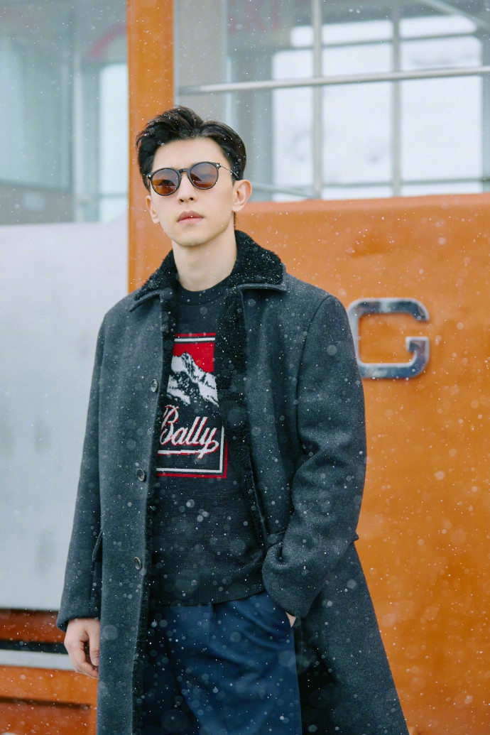 22 14:57:31 2 / 6 新浪娱乐讯 近日,邓伦一组雪中列车街拍大片露出