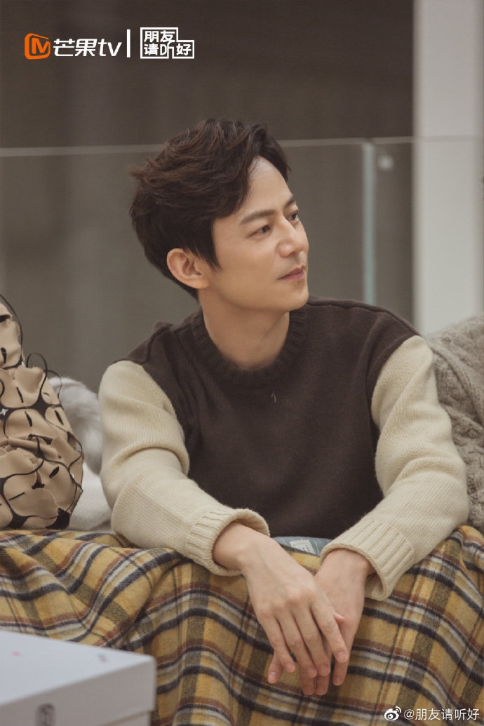 组图:何炅穿卡其色拼接毛衣亮相 目光温柔居家感十足