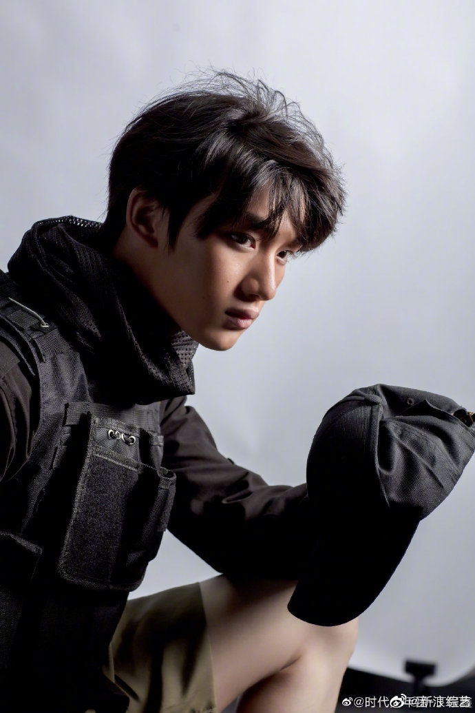 组图:丁程鑫一身黑衣眼神坚定 杀手角色可塑性强自称"有点嫩"_高清