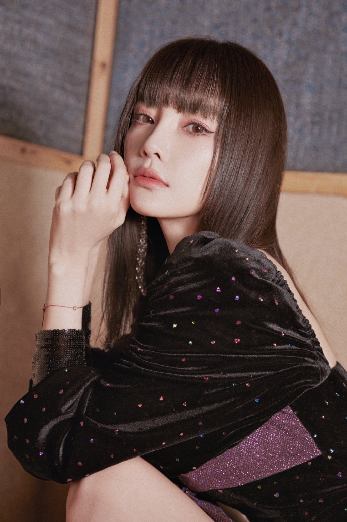 组图李小璐裹身短裙配细高跟秀美腿齐刘海造型清新减龄