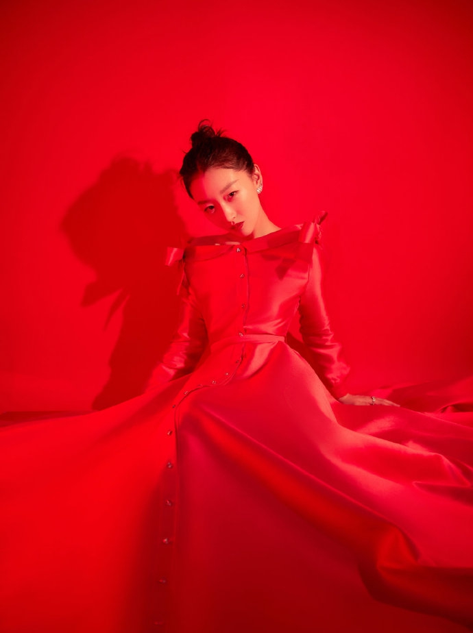 1 / 9 新浪娱乐讯 周冬雨2021年央视春晚造型曝光,身穿正红色缎面红色