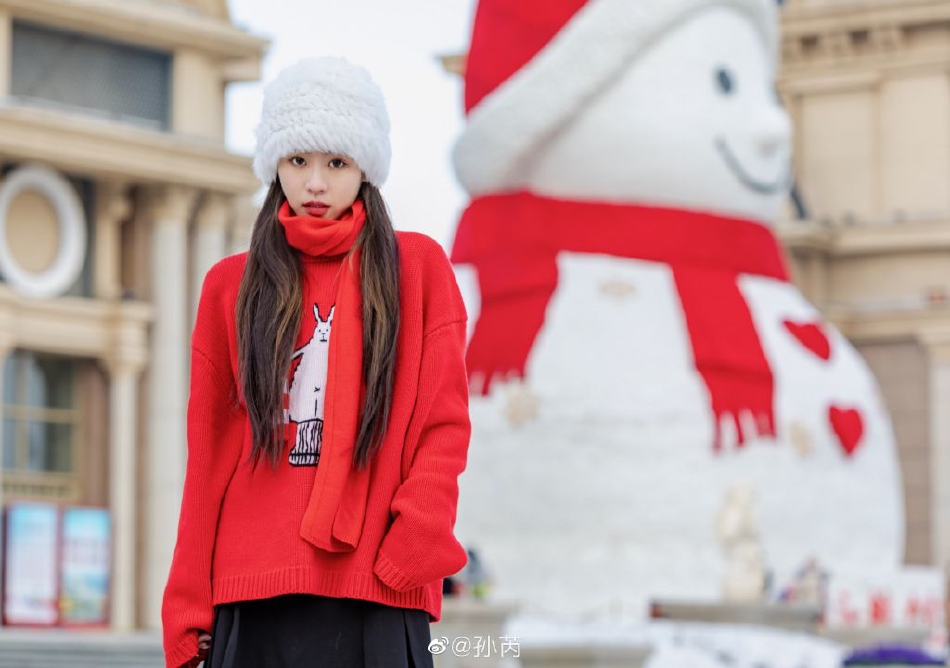 组图：孙芮晒哈尔滨街头写真 红衣白帽搭配雪人喜庆可爱