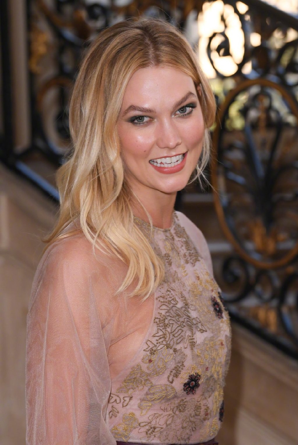 新浪娱乐讯 日前,卡莉·克劳斯(karlie kloss)出席201