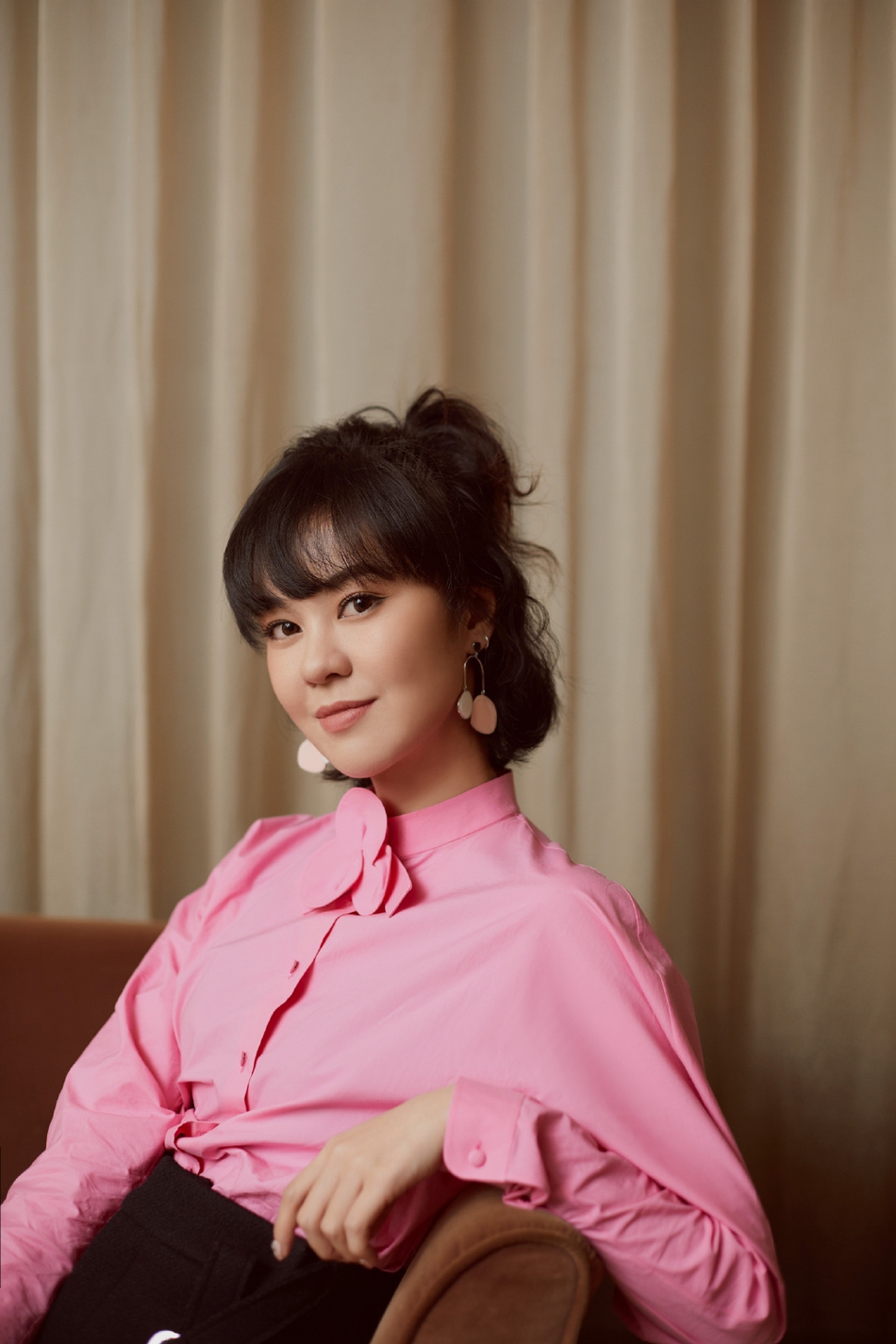 组图郁可唯扎丸子头粉嫩亮相少女感十足修长美腿抢镜
