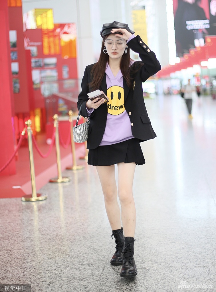 组图徐璐超短百褶裙秀纤细美腿戴心形耳环甜美十足