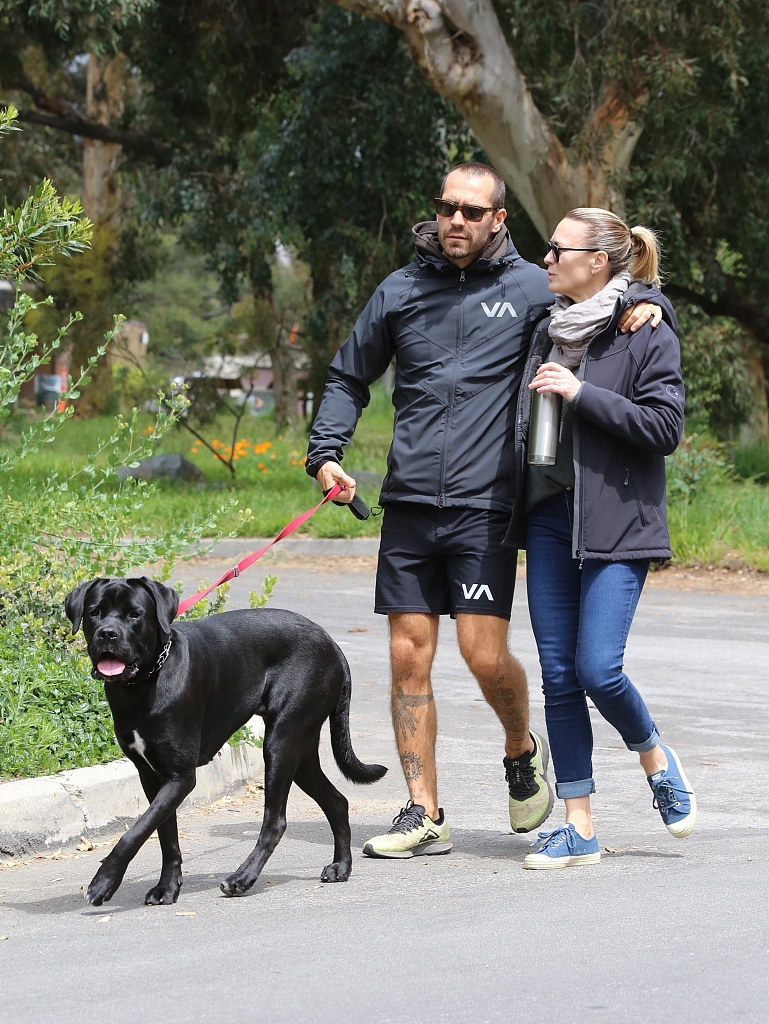 组图:罗宾怀特与老公勾肩搭背散步遛狗甜蜜恩爱