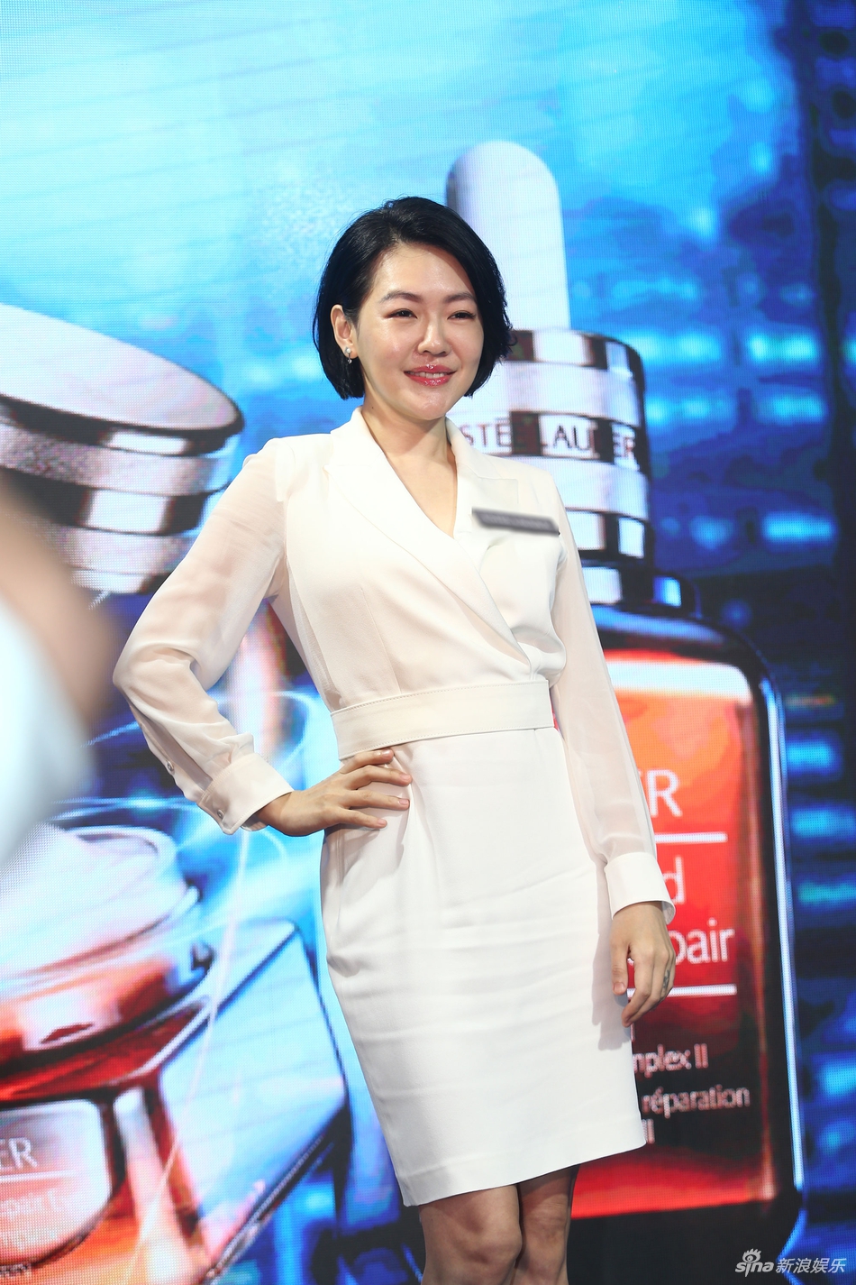 新浪娱乐讯 日前,小s徐熙娣身穿白色裙装出席某品牌活动,一见到镜头