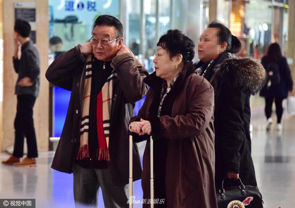 蒋大为携老伴女儿现身机场