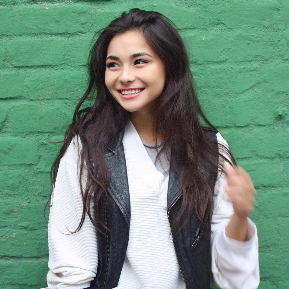 俄混血嫩模私照甜美 五官精致曲线性感[20p]