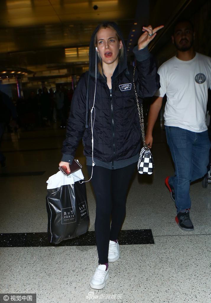 组图:猫王外孙女素颜现身帅气有型_高清图集_新浪网