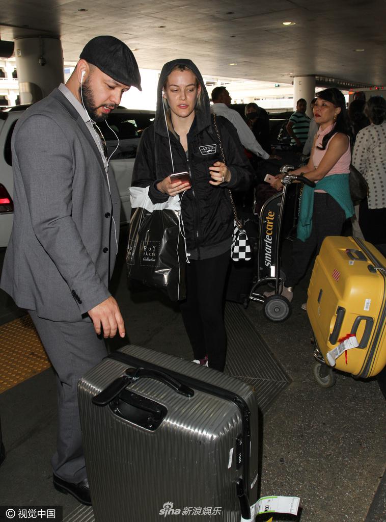 组图:猫王外孙女素颜现身帅气有型_高清图集_新浪网