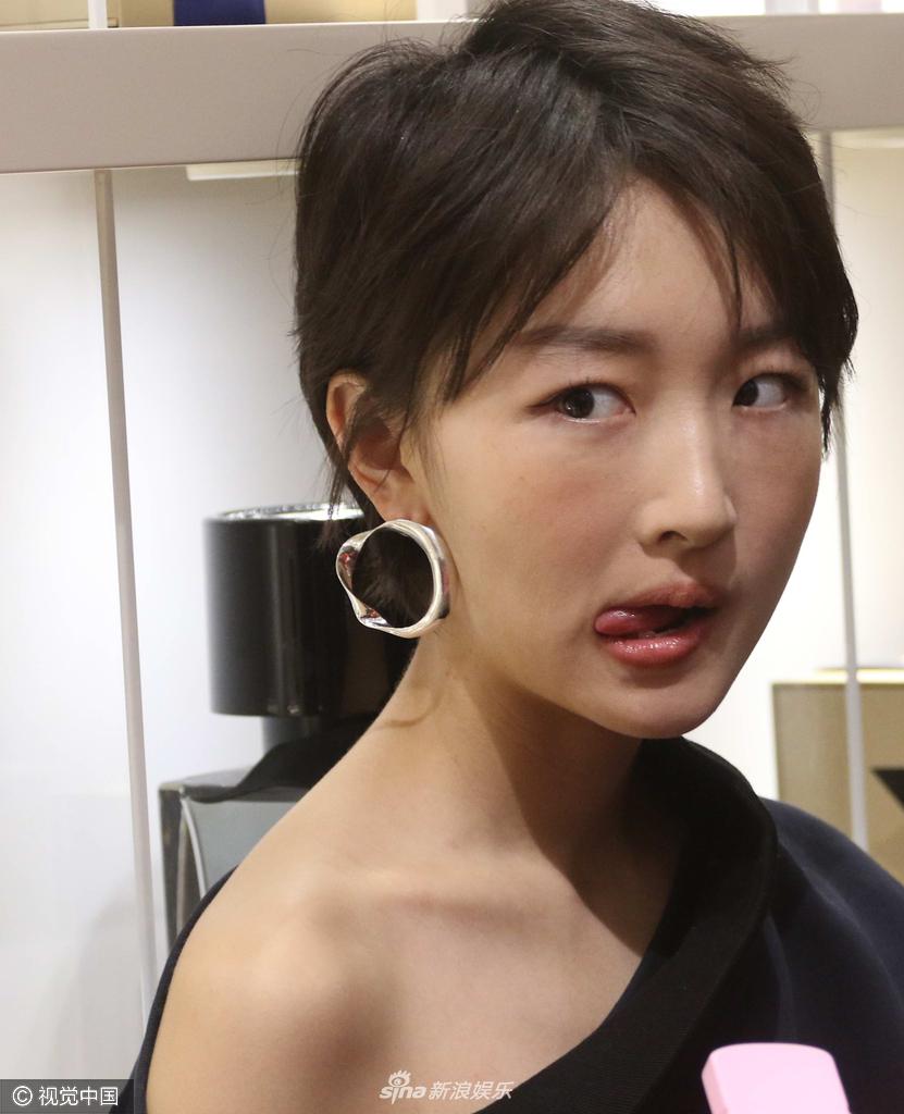 组图:周冬雨咬指甲吐舌变身行走的表情包