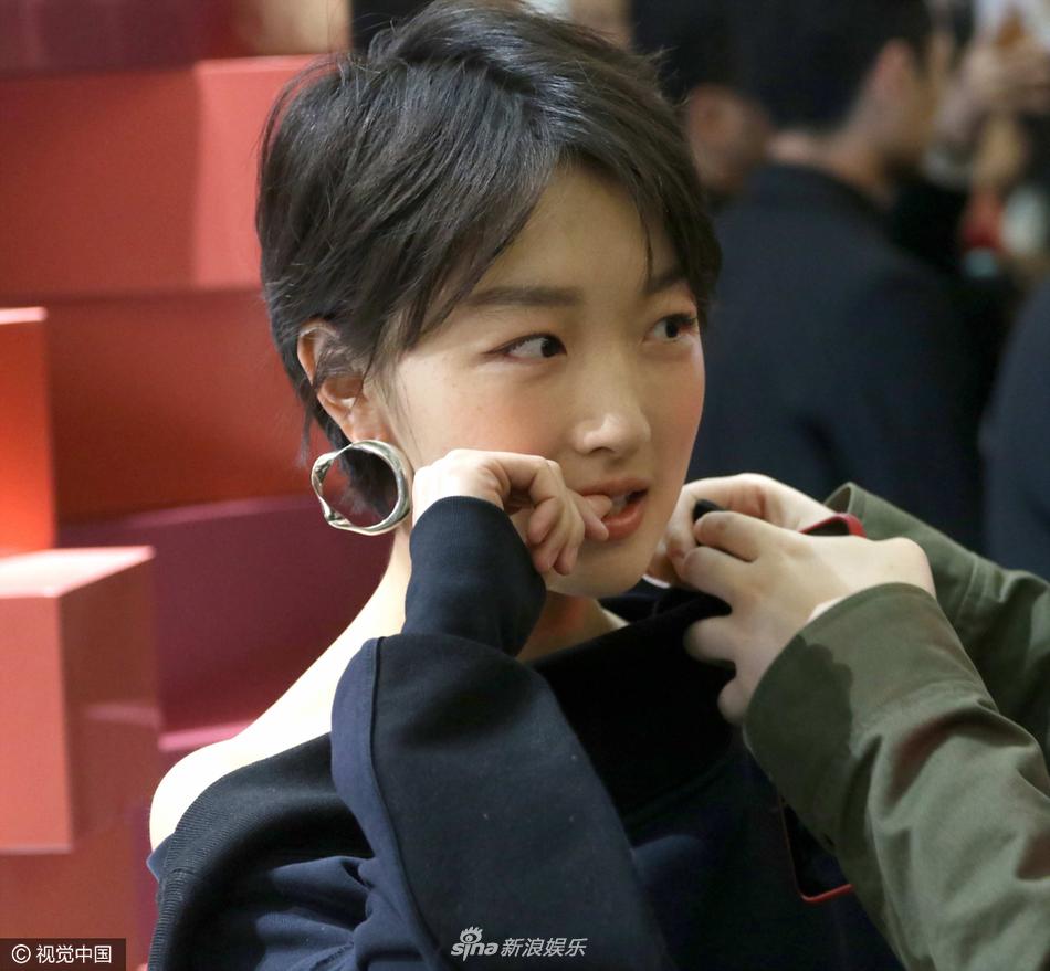 组图:周冬雨咬指甲吐舌变身行走的表情包