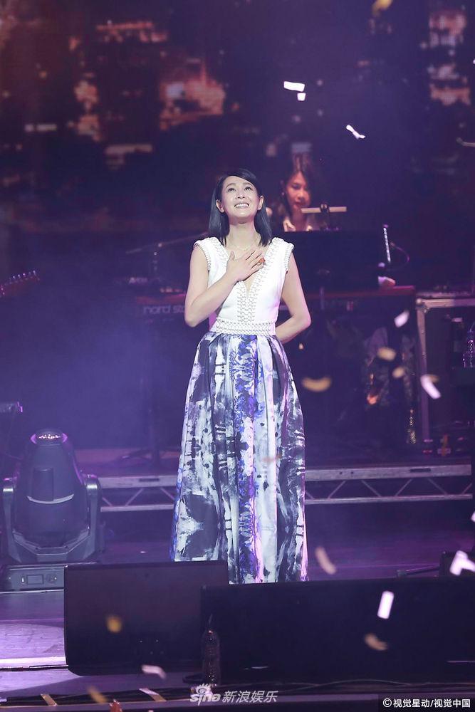 组图:刘若英东京开唱 装扮清丽深v性感