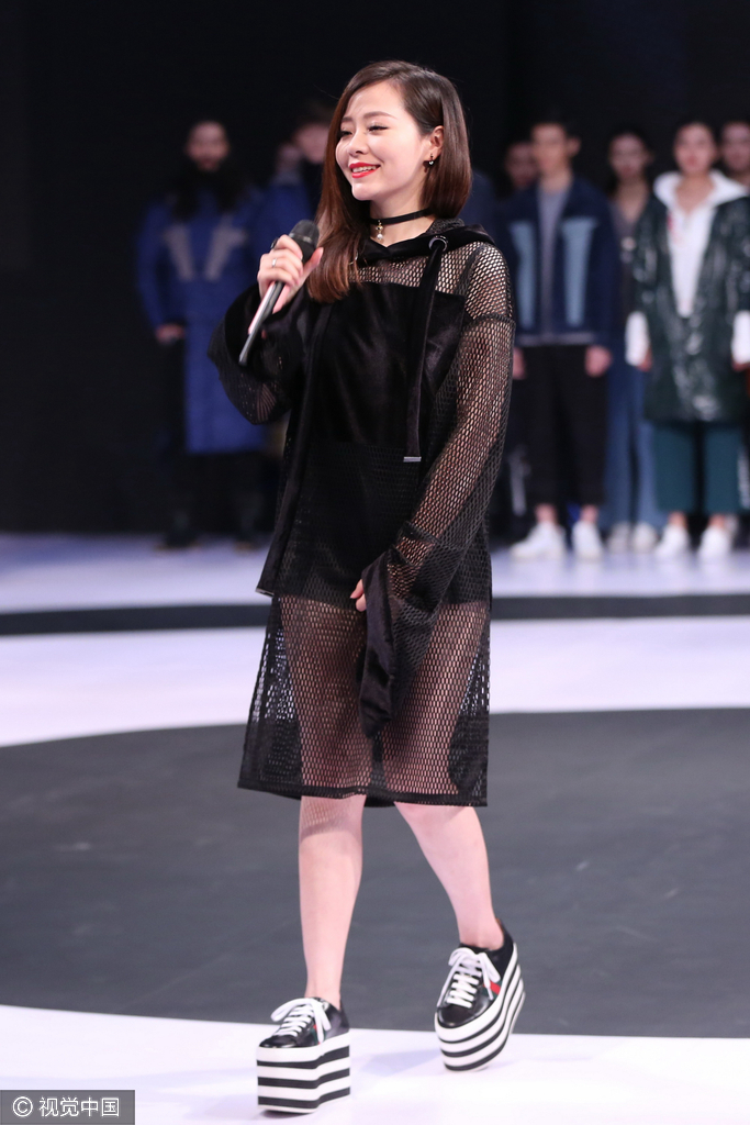 组图:张靓颖黑色渔网装性感火辣 嫩肌隐现