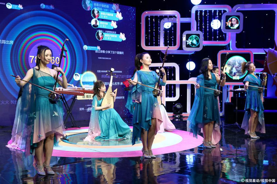 组图女子十二乐坊首玩直播演绎经典曲目