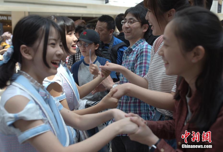 组图:bej48成员出道一周年 在京举办"握手会"