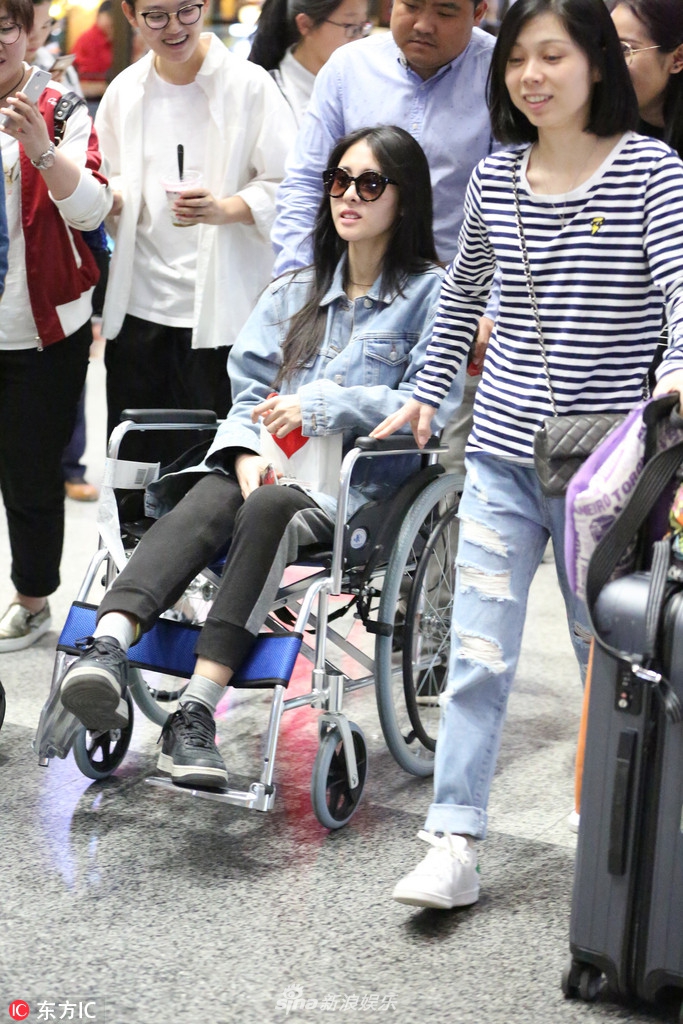 组图:张碧晨坐轮椅现身机场 被粉丝簇拥面带笑容