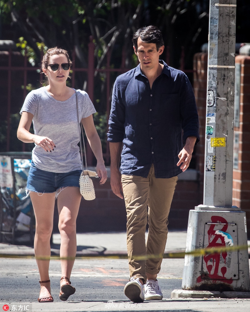 组图艾玛沃特森与男友外出被拍一路乖乖做听众