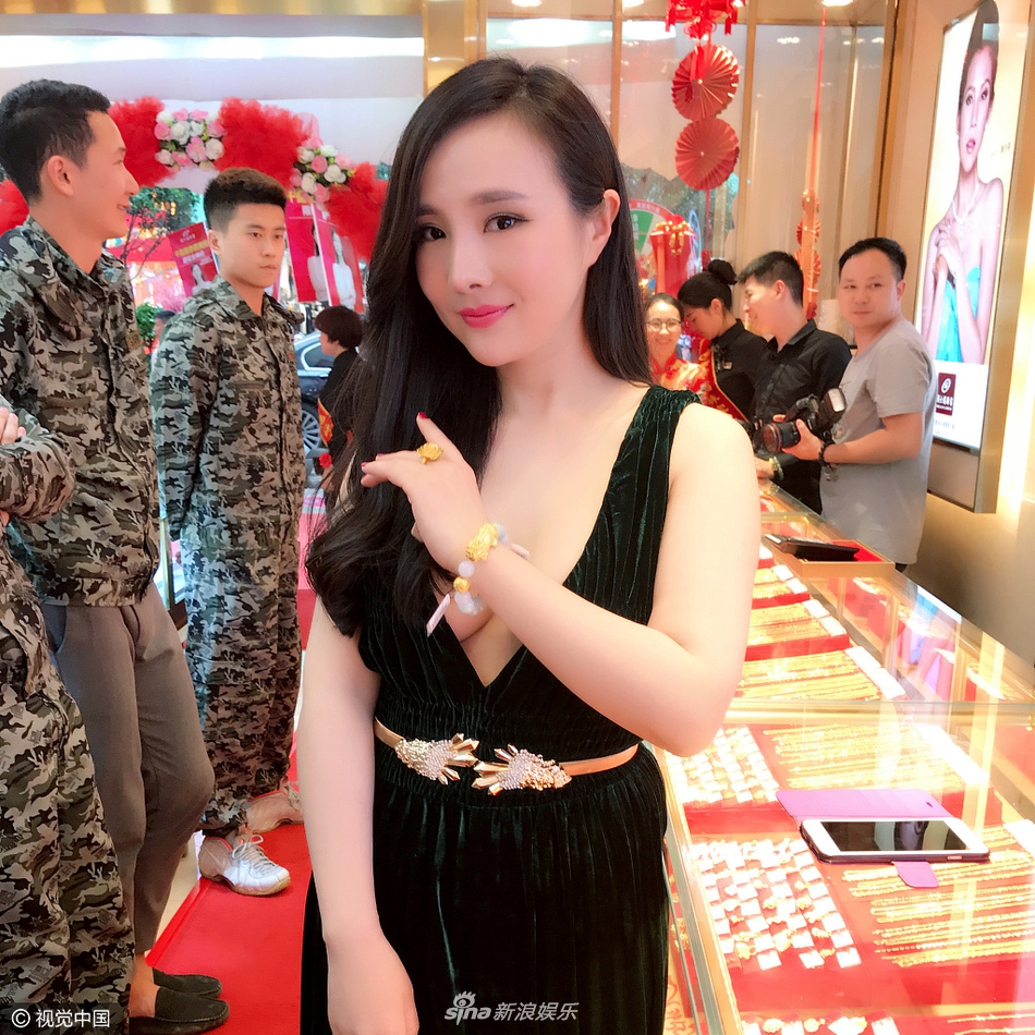 干露露肌肤白皙.深v露酥胸