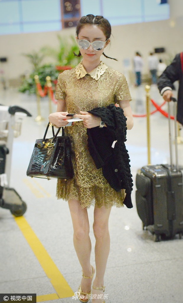 舒畅梳羊角辫嫩出水 金色透视短裙秀好身材[4p]