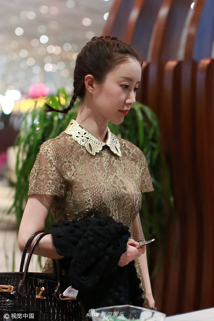 舒畅梳羊角辫嫩出水 金色透视短裙秀好身材[4p]