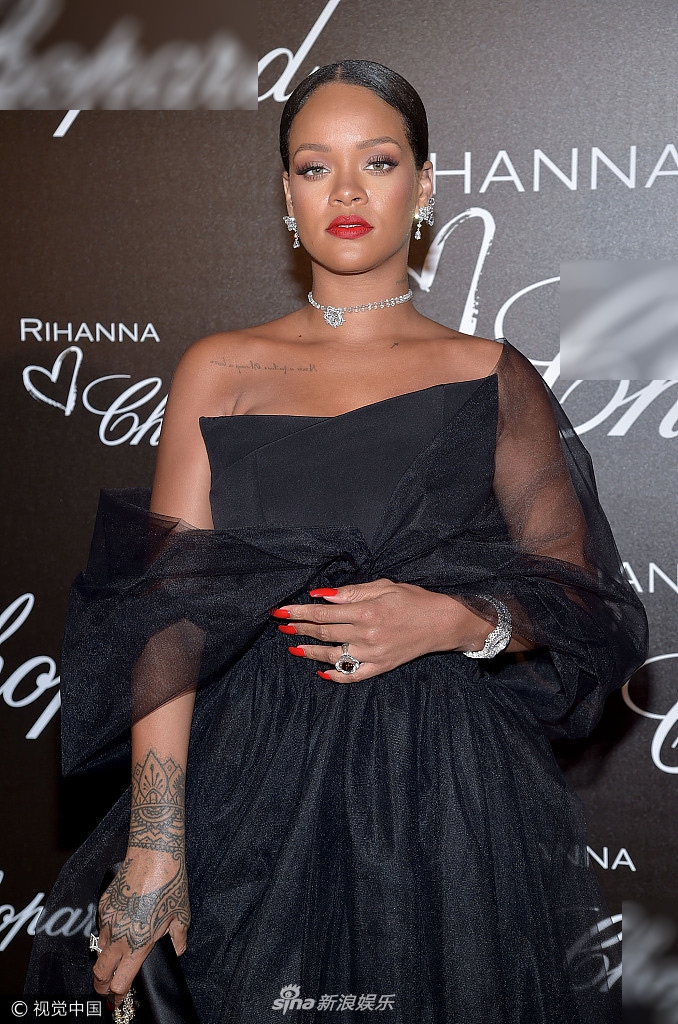 组图:蕾哈娜身材苗条 薄纱透视裙装飘仙气