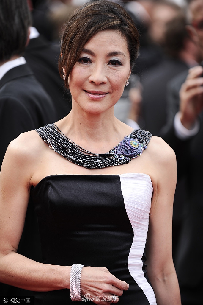 杨紫琼黑白拼接裙亮相