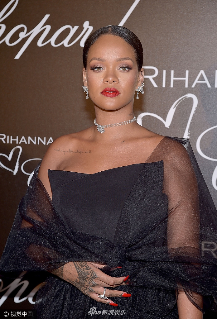 新浪娱乐讯 在第70届戛纳电影节,蕾哈娜(rihanna)亮相某时尚晚宴,薄纱