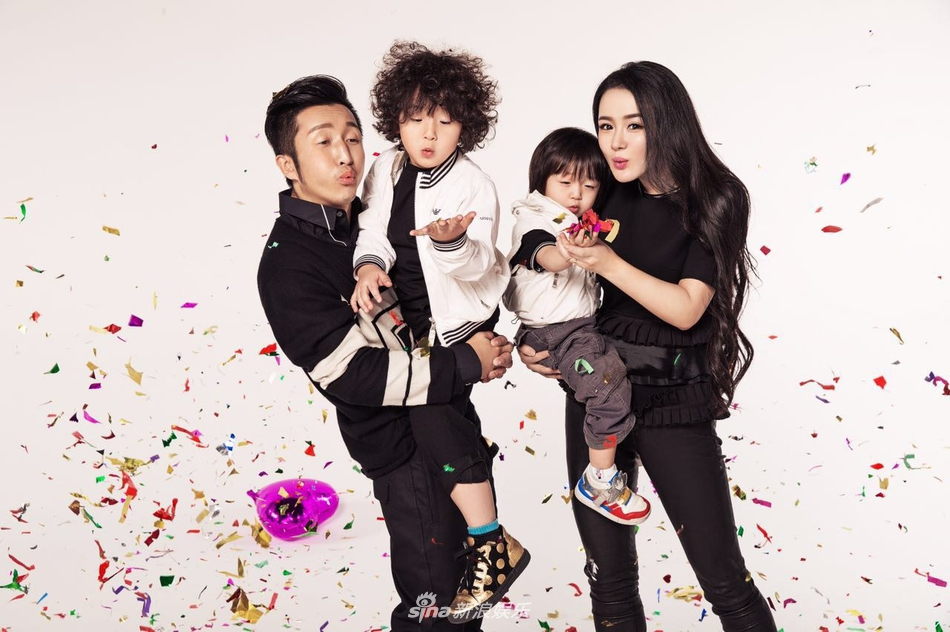 组图:邹市明一家亲子照曝光 冉莹颖透视长裙惹火