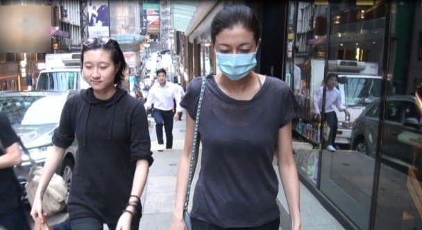 小龙女出院与吴绮莉和解 手臂多条明显伤痕