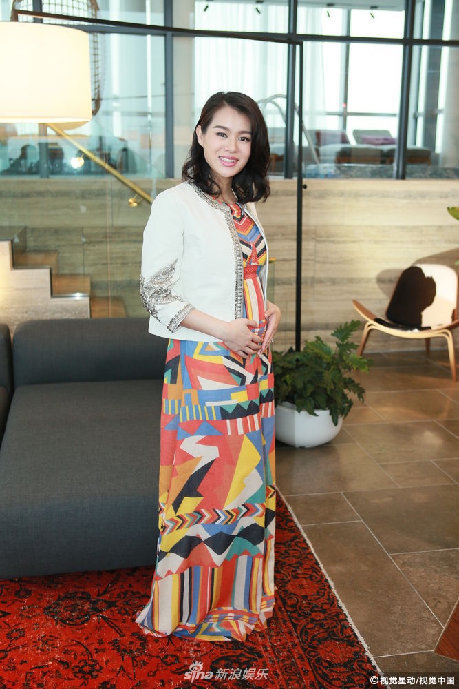 组图:胡杏儿挺孕肚亮相 暂未有停工待产计划