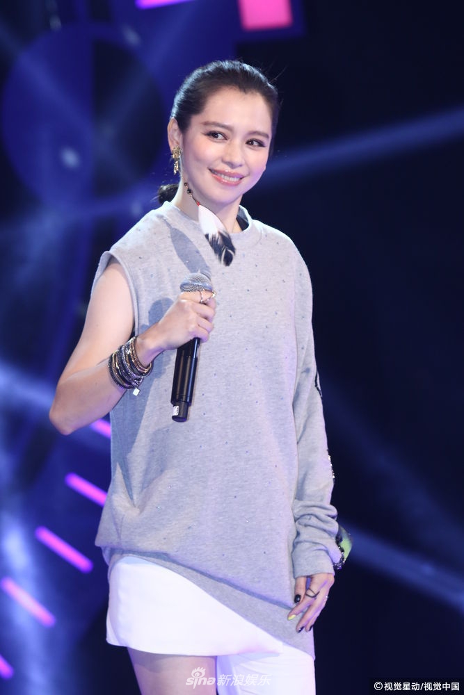 组图:徐若瑄不对称装扮个性十足 与黄子佼同台献唱
