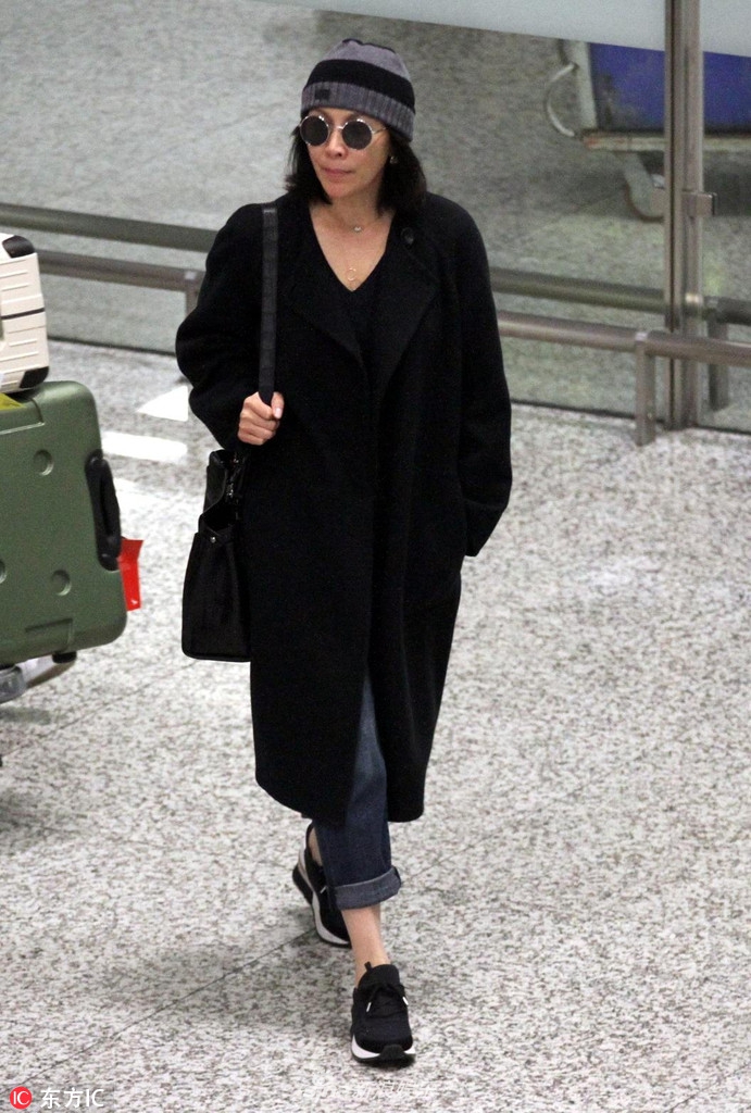 刘嘉玲素颜现身机场 获妈妈接机边走边聊