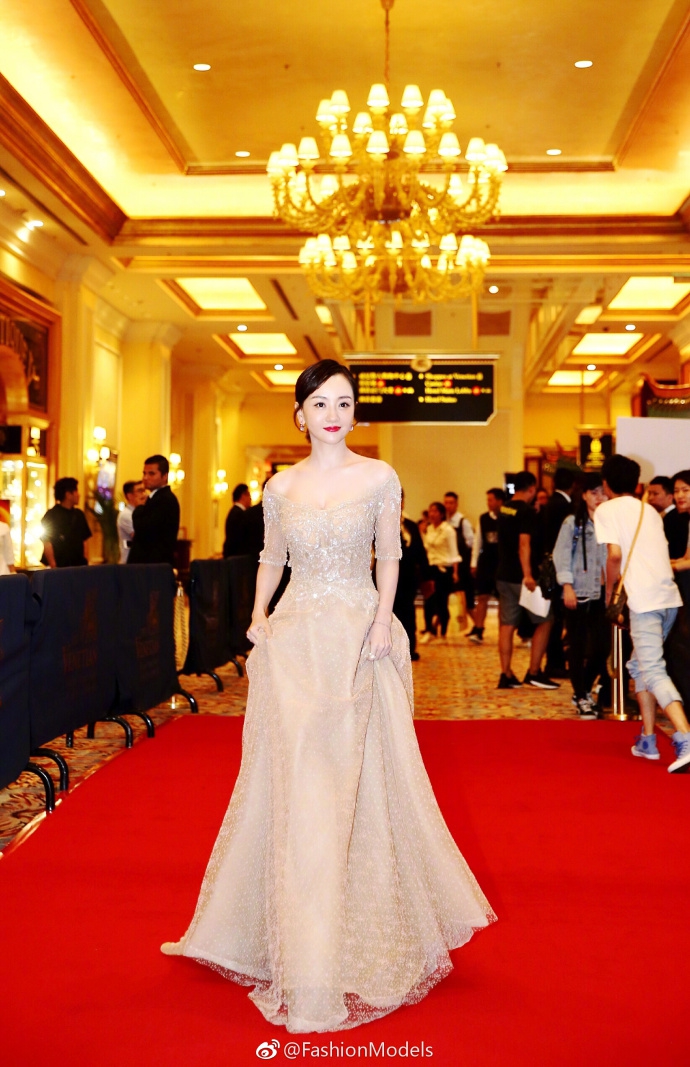 组图:杨蓉身着裸色水钻长裙亮相 优雅端庄