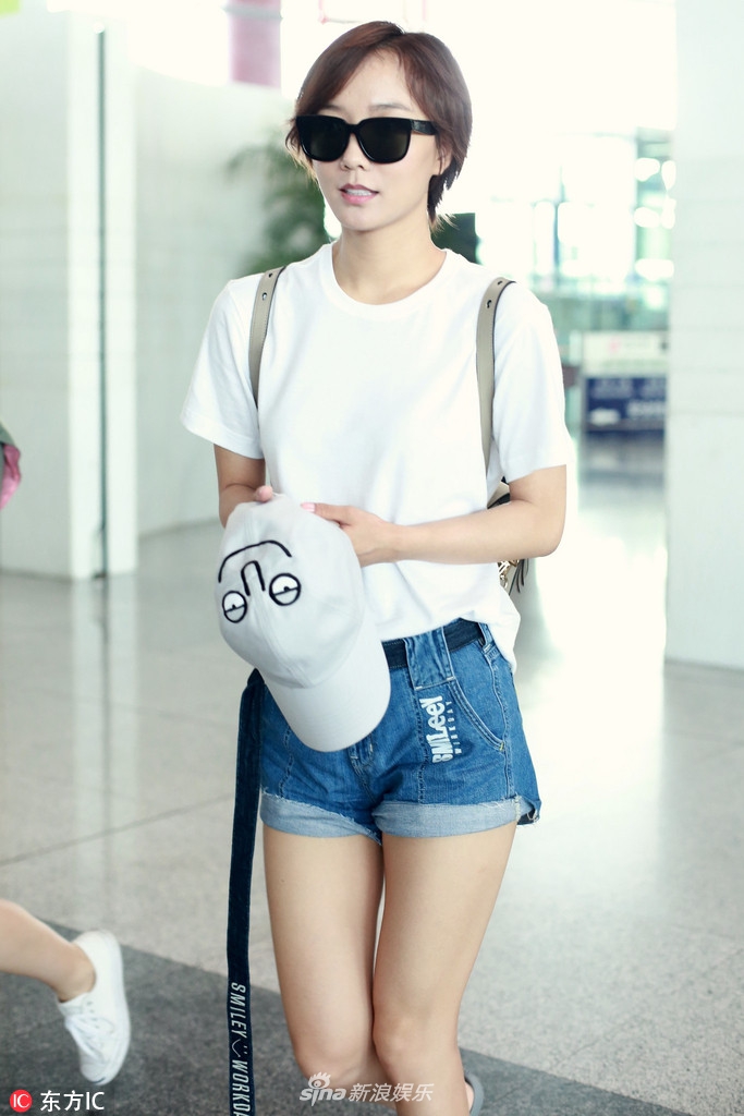 组图:王珞丹热裤秀美腿 吹口哨糖俏皮可爱