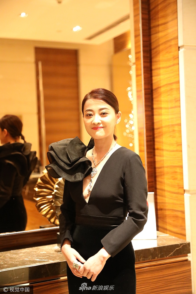 组图梅婷身材苗条黑色深v长裙秀酥胸美背