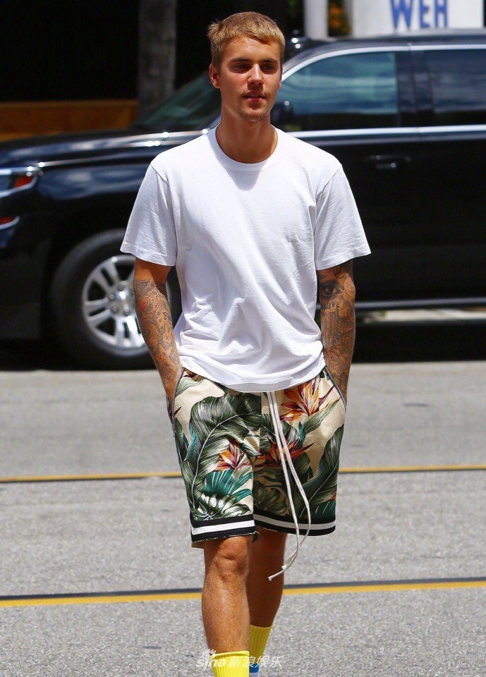 组图:眼窝太深仿佛戴了眼镜!比伯街拍曝光悠闲十足